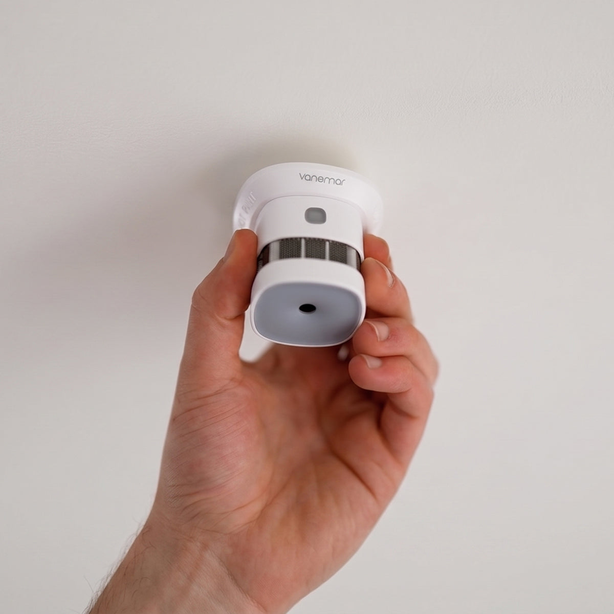 Al detectar humo, activa la alarma a bordo y envía una alerta a tu teléfono.