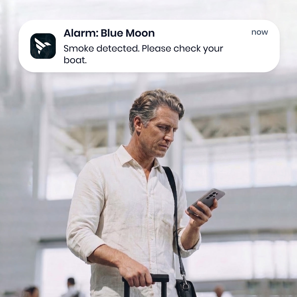 Al detectar humo, activa la alarma a bordo y envía una alerta a tu teléfono.